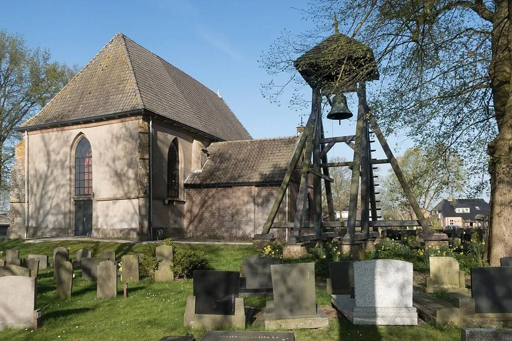 Wanneperveen: Wanneperveen, de Nederlands Hervormde kerk met klokkenstoel RM10584 IMG 2875 2018-04-20 16.36